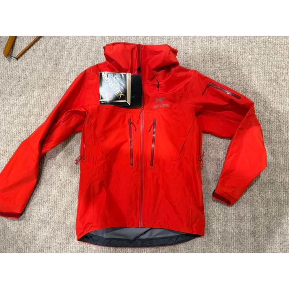 Arc’teryx Alpha SV Jacket – Men’s Medium – Cardinal – New With Tags